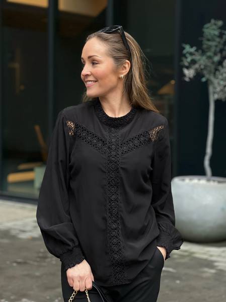 Bilde av SWEETLY SKJORTE - SORT